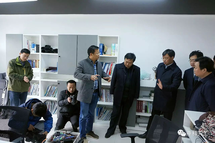 沙洋縣縣委書記率“四大家”領導蒞臨中科天工考察交流03.jpg 沙洋縣縣委書記率“四大家”領導蒞臨中科天工考察交流03.jpg